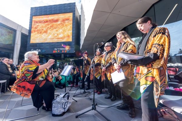 Yeng Gali Mullum choir performing